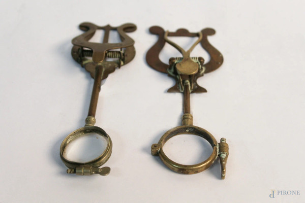 Lotto composto da due lenti di ingrandimento per spartiti, in bronzo, primi Novecento.