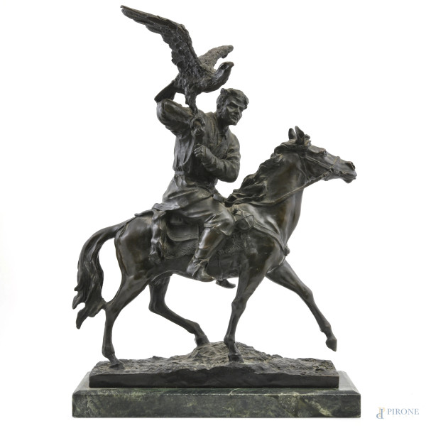 Scultura in bronzo raffigurante falconiere a cavallo su base in marmo, XX secolo, altezza cm 61, (segni di usura)