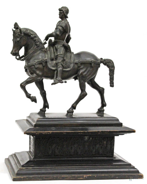 Bartolomeo Colleoni, scultura in bronzo poggiante su legno ebanizzato con placche in bronzo, dedica sulla base datata 1940, H scultura 38 cm, H supporto 15 cm.