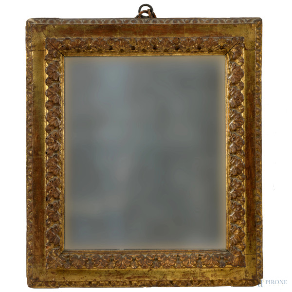 Specchiera in legno dorato e intagliato, XIX secolo, cm 57x50, (difetti)
