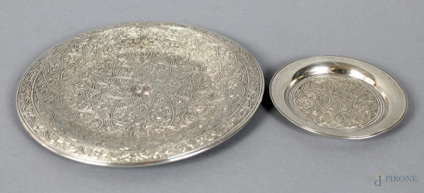 Lotto composto da due piattini in argento inciso, arte orientale, diametro max. 18 cm, gr. 220.