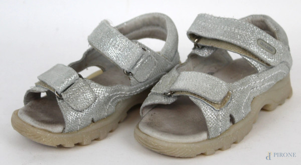 Kickers, sandali aperti da bambina color argento, chiusura a doppio strappo, (segni di utilizzo).