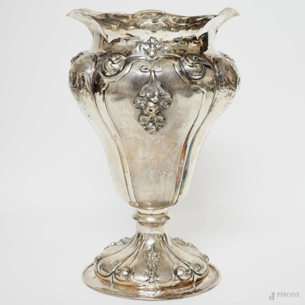 Vaso in argento inciso e sbalzato, seconda metà del XX secolo, cm h 30,5, peso gr. 1035, (lievi difetti).