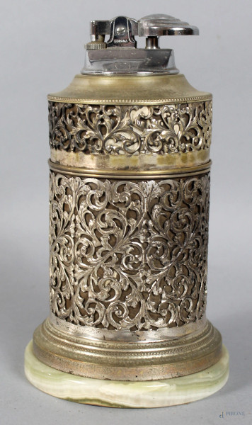 Accendino da tavolo di forma cilindrica rivestito in argento, base in onice, altezza 15,5 cm.