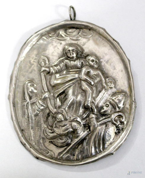 Placca in argento sbalzato raffigurante Madonna con Bambinello e Santi, h. 12 cm