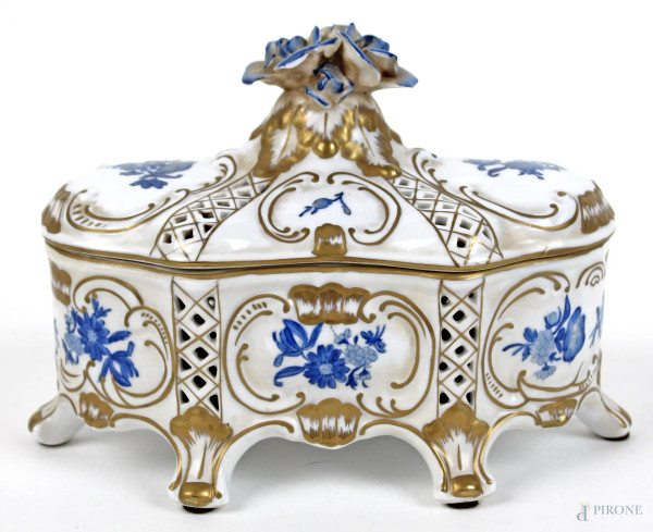 Cofanetto in porcellana traforata con decori a motivi floreali in blu, finiture dorate, altezza cm. 15x19x13, Paris Royal, XX secolo.