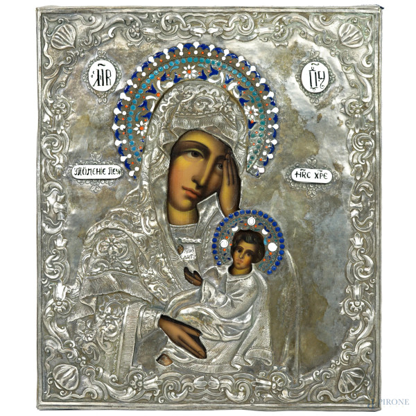 Icona rappresentante una Madonna con il Bambino, riza in metallo argentato e smalto, Russia, XX secolo, cm 31,5x27