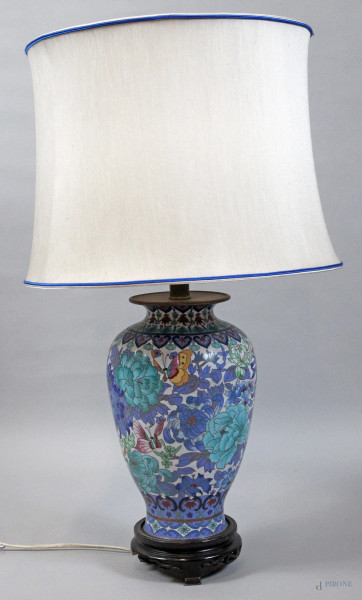 Lampada da tavolo, realizzata con vaso cloisonne decorato a motivi floreali, Cina, XX secolo, altezza max 68 cm