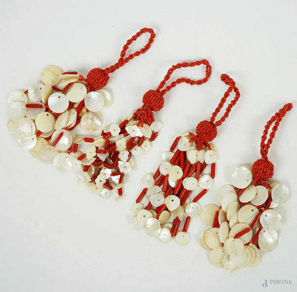 Quattri portatovaglioli in perline rosse e pendenti in madreperla, lughezza cm 18