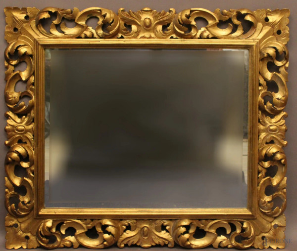 Specchiera di linea rettangolare in legno intagliato e dorato, 52x50 cm.