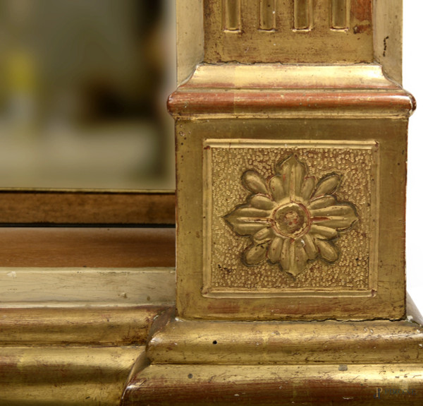 Teca con specchio in legno dipinto e dorato in stile neoclassico, fine del XIX - inizi del XX sec...