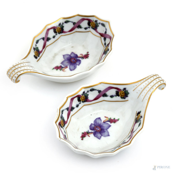 Lotto di due salierine in porcellana Ginori a foggia di foglia decorata in policromia con motivi a nastri e rifiniture in oro, XX secolo, cm 3,5x11,5x7,5, (difetti)