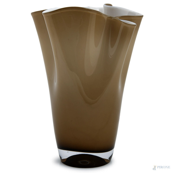 Vaso a fazzoletto in vetro di Murano nei toni del seppia, XX secolo, altezza cm 27,5, (lievi segni di usura)