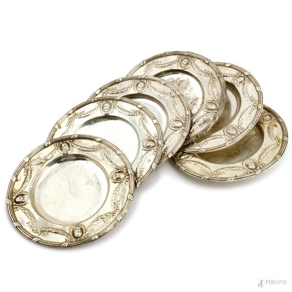 Lotto di sei piattini in argento finemente decorati a cesello con festoni e cammei con ritratti, XIX secolo, peso complessivo gr 490, diametro cm 12,5