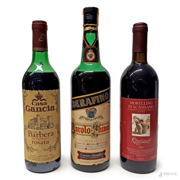 Lotto composto da tre bottiglie di vini da collezione ed esposizione: Barolo chinato Enrico Serafino vendemmia 1970, bottiglia da 1lt n. 662176; Barbera Rosata del Piemonte Casa Gancia; Morellino di Scanzano Azienda Vinicola Raggiano vendemmia 1991