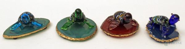 Lotto composto da quattro tartarughe in vetro Murano, poggianti su pietre pregiate, H massima 3 cm, lunghezza massima 8 cm.