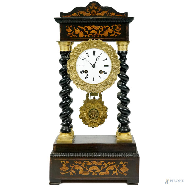 Orologio a pendolo Napoleone III, Francia, XIX secolo, in legno ebanizzato, intarsiato e filettato, cm 54x26,5x14,5, (difetti sul quadrante, meccanismo da revisionare)