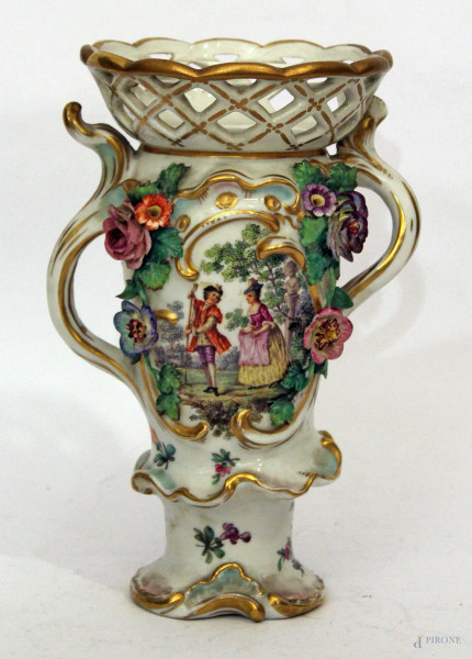Vaso biansato in porcellana Capodimonte con medaglione a soggetto di scena galante e fiori a rilievo, h.23 cm