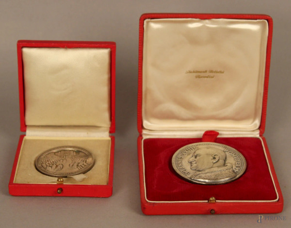 Lotto composto da due medaglie in argento raffiguranti Giovanni XXIII e Pio XII, diametro max. 5,5 cm.