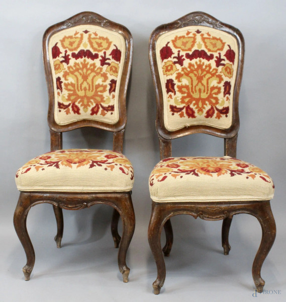 Coppia di sedie francesi del XVIII secolo, in noce intagliato, schienali e sedute imbottiti e rivestiti in tessuto ricamato, altezza cm 109,5, (segni del tempo)