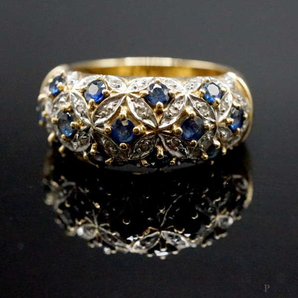 Anello in oro giallo 18 kt con zaffiri e diamanti, misure n. 15-16, peso gr. 8,2