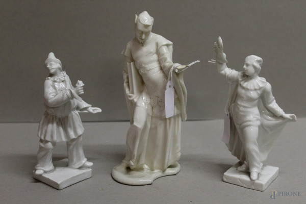 Lotto di tre sculture in porcellana chiara a forme diverse, h. max 16 cm.