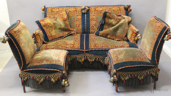Lotto composto da un divano e da due poltrone rivestite in tessuto, primi &#39;900.