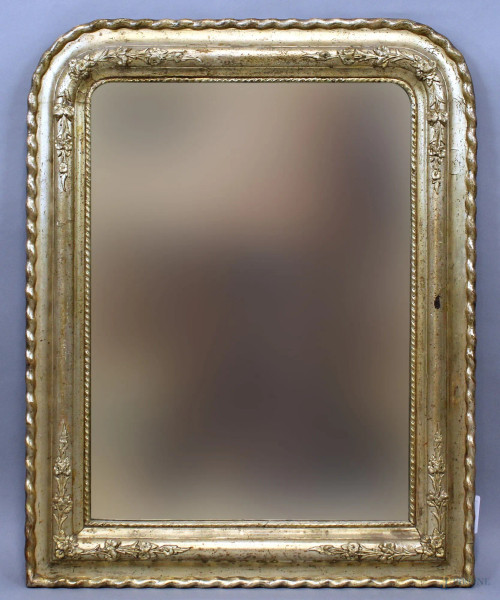 Specchiera di linea sagomata, in legno intagliato e dorato, cm h 86,5x66, fine XIX secolo