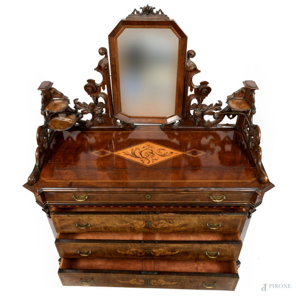 Comò in noce impiallacciato e intarsiato in varie essenze con quattro cassetti al fronte. Alzata ...