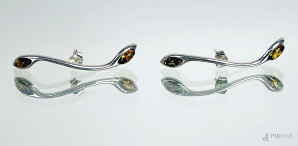Paio di orecchini in ambra e argento, cm 5,5.
