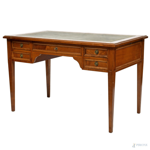 Scrivania in noce con piano scrittoio in cuoio verde con decori in oro. Cassetto centrale fiancheggiato da coppia di cassettini. XX secolo, cm 77,5x119x0, (segni di usura, scalfiture, graffi)