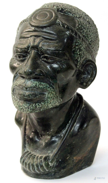 Scultura in marmo verde, raffigurante busto d&#39;uomo africano, H 27 cm, primi &#39;900.