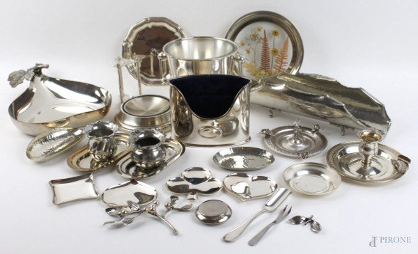 Lotto di vari oggetti in metallo argentato, forme e misure diverse.