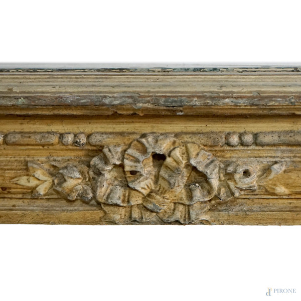 Tavolinetto ovale in legno laccato e intagliato, con piano in marmo e gambe a colonne rastremate,...