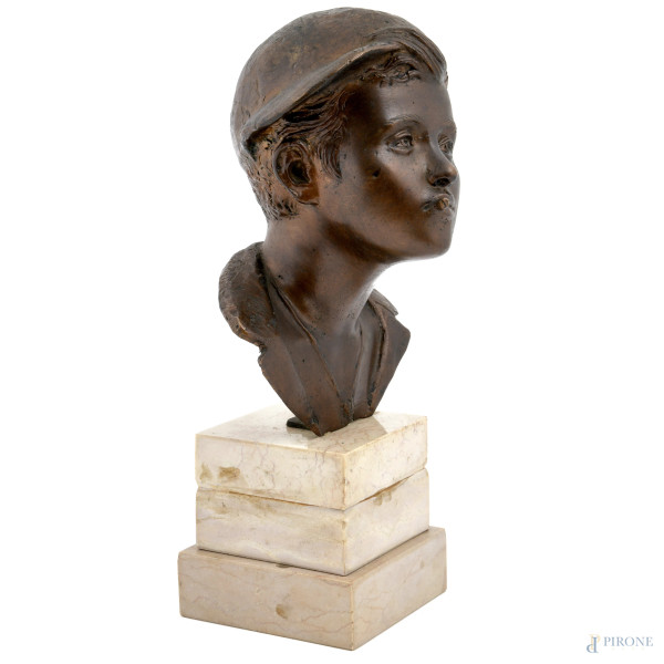 Scultura in bronzo su base in marmo raffigurante scugnizzo, XX secolo, altezza cm 31,5