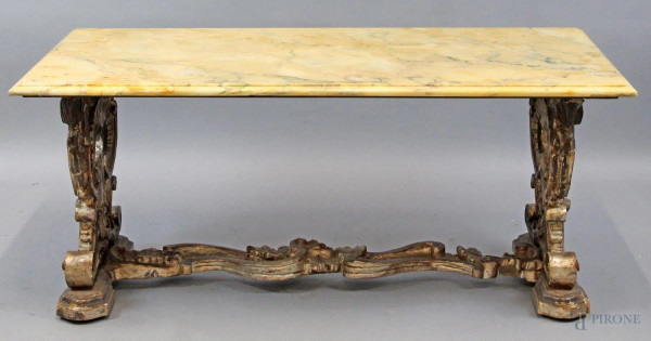 Tavolo basso con piano in marmo, base in legno intagliato e dorato, cm h 50,5x115x61