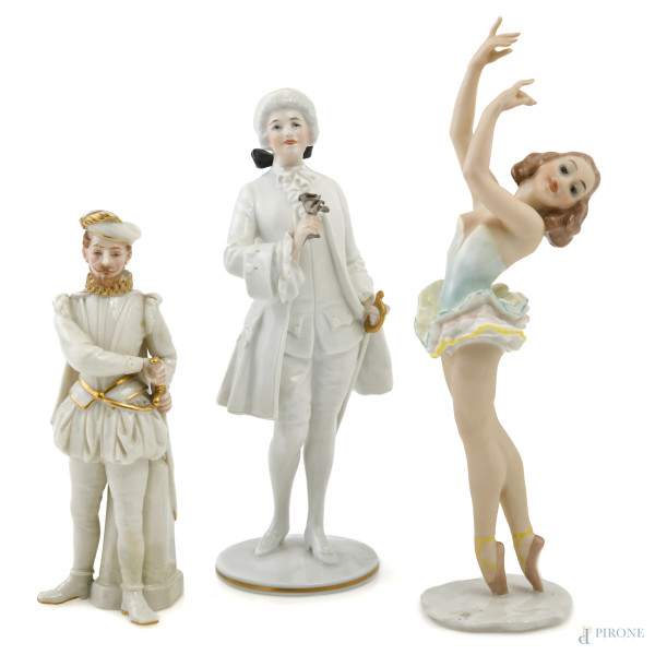 Lotto di tre sculture in porcellana policroma di varia foggia e manifattura, XX secolo, altezza massima cm 23, (segni di usura, difetti)