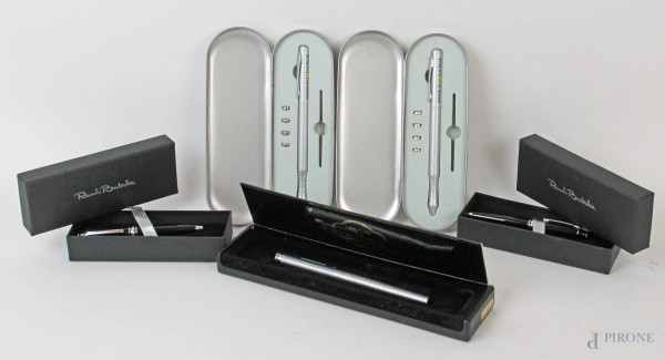 Lotto composto da due penne a sfera Renato Balestra, una penna stilografica Les Plus de Pierre Cardin e due penne laser San Paolo Imprese, entro custodie originali.