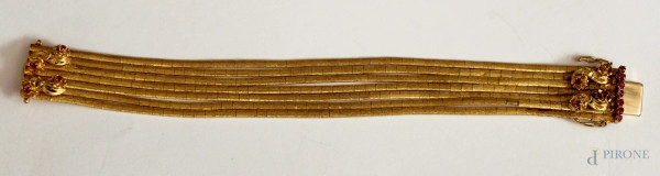 Bracciale in oro 18 kt a sette fili chiusura a fiori con rubini, gr. 49,5.