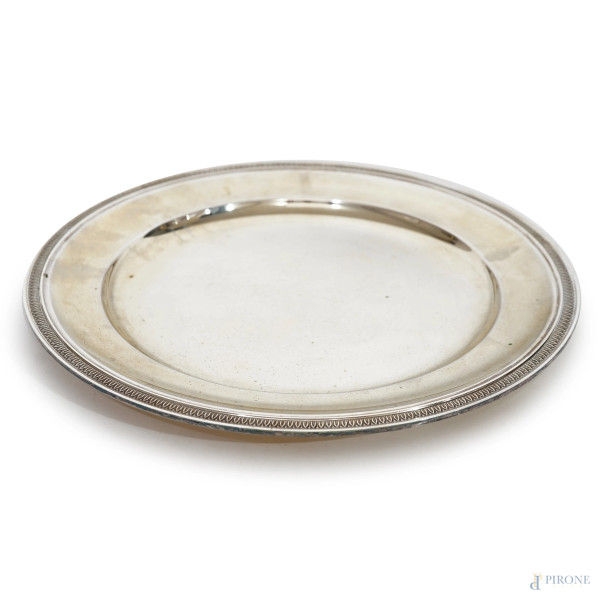 Vassoio tondo in argento, con bordo cesellato a foglie lanceolate, diametro cm 33,3, gr 640