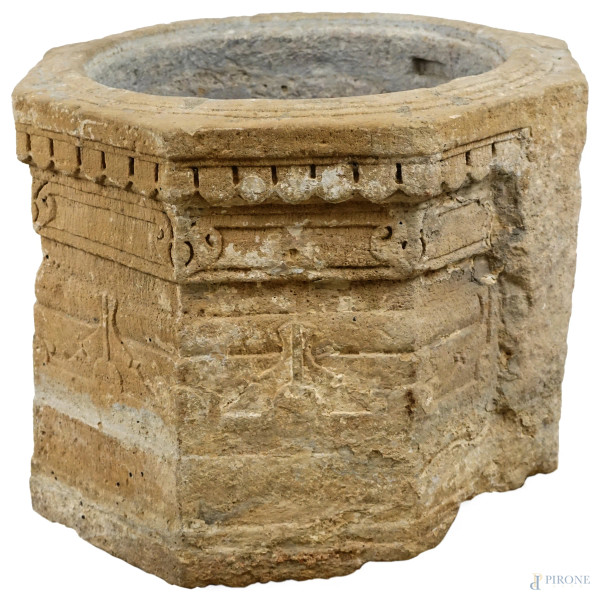Antica vera da pozzo in pietra, corpo di forma ottagonale scolpito con motivi vegetali, profilo dentellato, cm h 52,5x70x69,5
