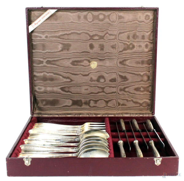 Servizio di posate in argento composto da: 6 cucchiai, 6 forchette e 6 coltelli, completo di custodia, gr 643