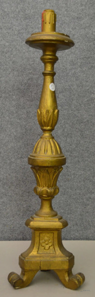 Candeliere in legno intagliato e dorato, (difetti), h. 67 cm.