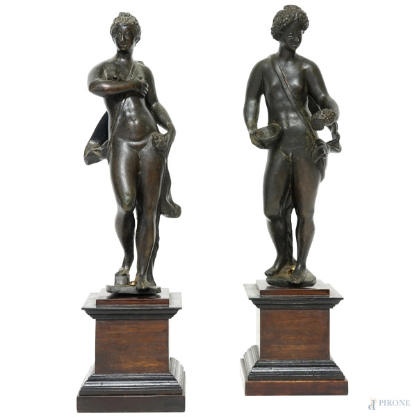 Bacco e Arianna, coppia di sculture in bronzo brunito su piedistalli in legno, XIX secolo, cm h 30, (difetti)