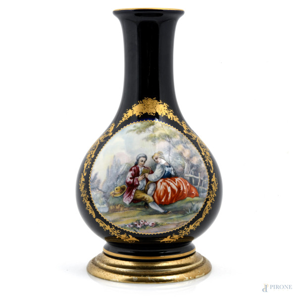 Vaso in porcellana nei toni del blu con scena galante e decori oro con base in metallo dorato, XX secolo, altezza 31, (segni di usura, difetti)