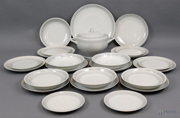 Servizio di piatti in porcellana bianca con decori celesti, composto da: 1 zuppiera, 1 vassoio, 10 piatti piani, 6 piatti fondi, 9 piattini, (difetti)