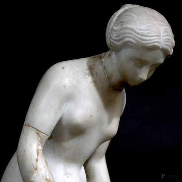 Venere, XX secolo, marmo, altezza cm 43, (difetti)