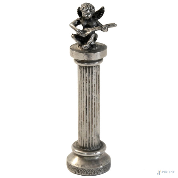 Porta timbro raffigurante colonna sormontata da angelo musicante, cm 9,5