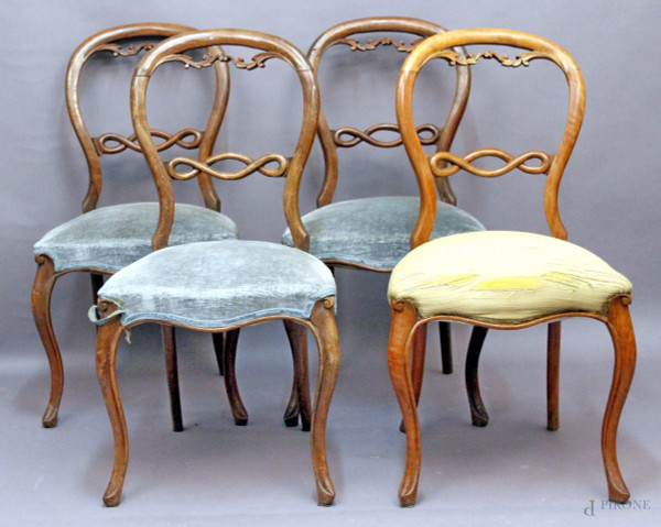 Lotto composto da quattro sedie in noce rivestite in velluto, XIX sec., difetti.