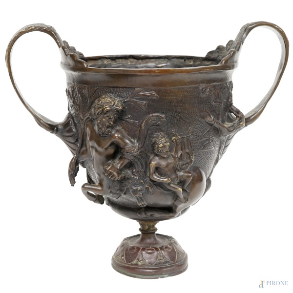 Kantharos in bronzo, souvenir del Grand Tour, XIX secolo, con decori a rilievo raffiguranti centauri e putti, cm 34x22,5x33